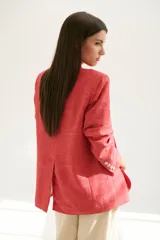 Blazer azul de lino con solapas de muesca, cierre frontal con botón y bolsillos con solapa.