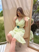 Vestido amarillo con diseño ligero y cintura ajustable, ideal para lucir en temporadas cálidas.