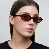 Lentes de sol con montura rectangular de bordes suaves color marrón y lentes marrones polarizadas.