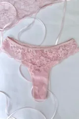 Colaless de tiro alto, confeccionada en algodón elastizado rosa con detalles de puntilla en los laterales y el borde superior.