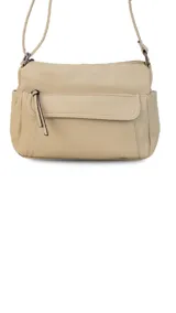 Bandolera color beige con correa larga regulable, dos bolsillos frontales, uno con tapa y cierre, y cierre superior.