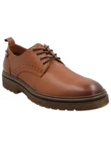 Zapato acordonado color marrón de cuero graneado, con suela de goma liviana y punta redonda.