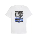 Remera blanca de algodón con estampado fotográfico en blanco, negro y azul, y logo de Puma en el frente.