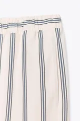 Pantalón palazzo de algodón color crudo con rayas verticales azules, tiro medio, cintura ajustable con cordones, bolsillos laterales ocultos y pierna recta.