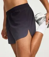 Bermuda deportiva de poliéster color gris oscuro, modelo running, con cintura elástica ajustable con cordón interno, bolsillo trasero con cierre y estampado degradado.