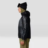 Campera negra con capucha, acolchada con poliéster reciclado. Tiene cierre frontal, bolsillo en el pecho con cierre, dos bolsillos laterales con cierre, puños elásticos y dobladillo ajustable. Se puede guardar en su propio bolsillo.