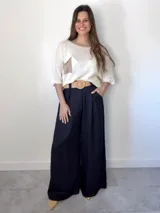 Pantalón italiano tipo wide leg, confeccionado en tela liviana y fresca, color beige. Viene con bolsillos laterales, elástico en la cintura para mayor comodidad y cinto de yute elastizado incluido.