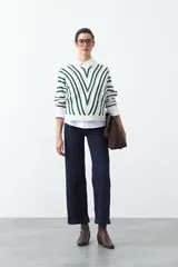 Sweater tramado y calado a rayas blancas y azul marino, con escote en V y mangas largas.