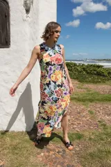 Vestido midi sin mangas con estampado floral multicolor sobre fondo negro y tajos laterales.