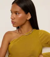 Gargantilla rígida dorada con forma de bambú. Accesorio de bisutería con baño light gold.