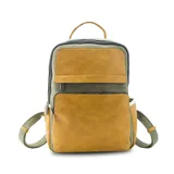 Mochila combinada color verde militar y cuero sintético color mostaza, con doble bolsillo frontal, asa de mano y correas regulables.