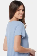 Remera azul de algodón y poliéster, de corte recto, cuello redondo y manga corta.