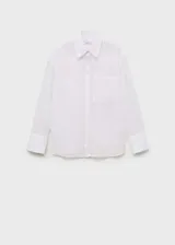 Camisa de manga larga blanca, de tejido ramio, corte recto, cuello camisero, bolsillo de parche en el pecho y cierre frontal con botones.