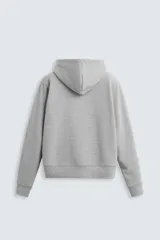 Sudadera negra relaxed fit confeccionada en tejido de algodón compacto con interior en rizo. Cuello con capucha ajustable y manga larga. Bolsillos frontales tipo canguro. Acabados en rib. Cierre frontal con cremallera.