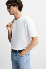 Camiseta marrón de punto de algodón, corte recto, cuello redondo y manga corta con terminaciones en rib.