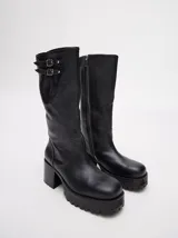 Bucanera de cuero vacuno color negro, con punta cuadrada, taco de madera de 7cm y detalle de hebillas al final de la caña.