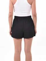 Short de tela color beige con cintura elástica.