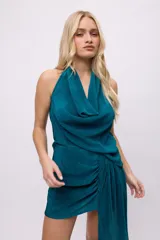 Top marrón con tiras en el cuello para regular el drapeado, confeccionado en tela plisada.