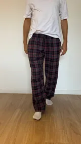Pantalón de pijama de franela con diseño escocés, elástico en la cintura y dos bolsillos.