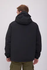 Chaqueta negra con capucha, cierre a mitad del torso, bolsillo tipo canguro con solapa y puños elásticos.