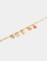 Pulsera dorada con cadena de eslabones y dijes esmaltados con forma de corazón, dona, taxi, pretzel y manzana.