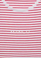 Camiseta blanca con rayas horizontales rojas, cuello redondo y logo estampado en el centro del pecho.