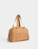 Bolso color beige de tela deportiva con manijas superiores y cierre superior. Tiene un bolsillo frontal con cierre y bolsillos laterales con cierre y tiradores de cordón y goma.