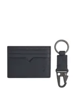 Set de regalo que incluye un tarjetero y un llavero a juego, ambos de piel Saffiano color azul marino. El tarjetero tiene múltiples ranuras exteriores y escudo TH en relieve. El llavero incluye cierre de pinza, escudo TH en relieve y anilla con logo de Tommy Hilfiger en bajo relieve.