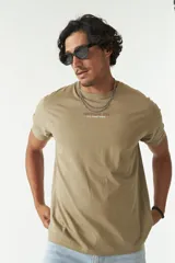 Remera color arena con estampado pequeño en el pecho.