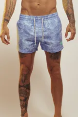 Short de baño estampado con palmeras y camionetas, con cintura elástica y cordón ajustable.