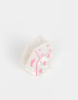 Broche de acrílico blanco con forma de dado y corazones rosas.