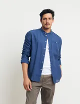 Camisa de lino color beige, de cuello mao y manga larga.