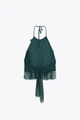 Top verde esmeralda con cuello halter, volantes escalonados y espalda descubierta con lazo.