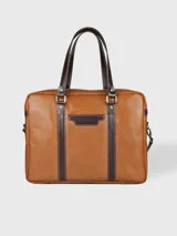 Maletín morral de cuero marrón con correa bandolera ajustable y extraíble.