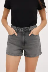 Short de jean gris oscuro, de tiro alto y corte ajustado.