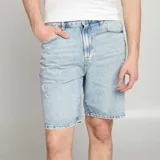 Bermudas de jean celeste con efecto desgastado y roturas.