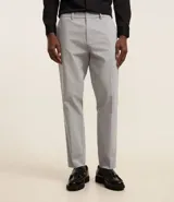 Pantalón de vestir de corte slim, color gris claro, con cintura con trabillas, cierre tradicional, bolsillos laterales y traseros. Confeccionado en algodón, poliéster y elastano.
