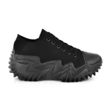 Championes negros de tela con cordones y suela gruesa con diseño irregular.