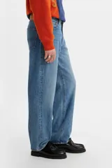 Pantalón de jean celeste de corte amplio, tiro medio y confeccionado en denim no elástico.