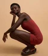 Vestido corto color rosado, de escote recto, con breteles finos y confeccionado en algodón con elastano.