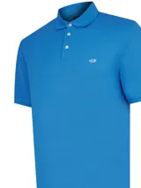 Chomba celeste de piqué de algodón pima peruano, con cuello clásico y tapeta de dos botones.