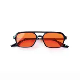 Lentes de sol con marco negro, patillas plateadas y lentes celestes.
