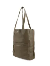 Cartera shopper de cuero graneado color verde oliva, con cierre metálico y tiradores de cuero. Interior sin forro con sobre interior con cierre.