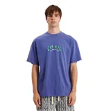 Remera violeta con estampa en el pecho con el logo de la marca Critical Slide.