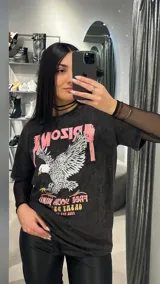 Remerón negro con efecto gastado, estampado con la palabra "Arizona" en rosa, un águila calva y la frase "Free your mind and feel the sunshine".