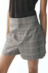 Bermudas de tiro alto con estampado de cuadros grises y blancos.