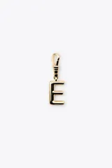 Dije dorado en forma de la letra A, con mosquetón para colgar en carteras o pulseras.