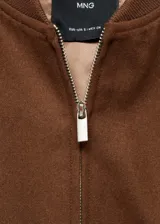 Chaqueta bomber marrón con cierre frontal, cuello redondo y puños elásticos.