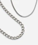Set de dos collares plateados con cadenas de diferentes grosores.