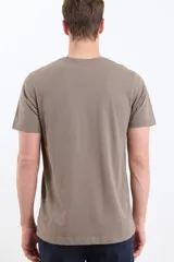 Remera manga corta color verde con logo pequeño en el pecho.